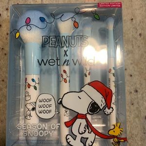 New Wet n Wild Peanuts Season of Snoopy 4 piece makeup brush set